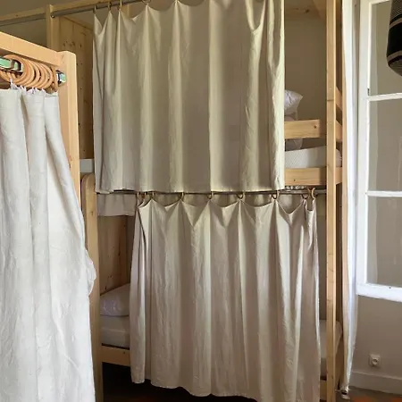Du Chateau Hostel *